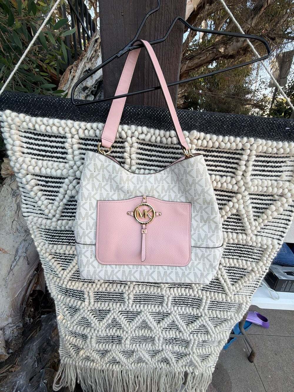 PERFECT Michael Kors Marella Large Logo Hobo Shoulder Bag in Vanilla and Powder